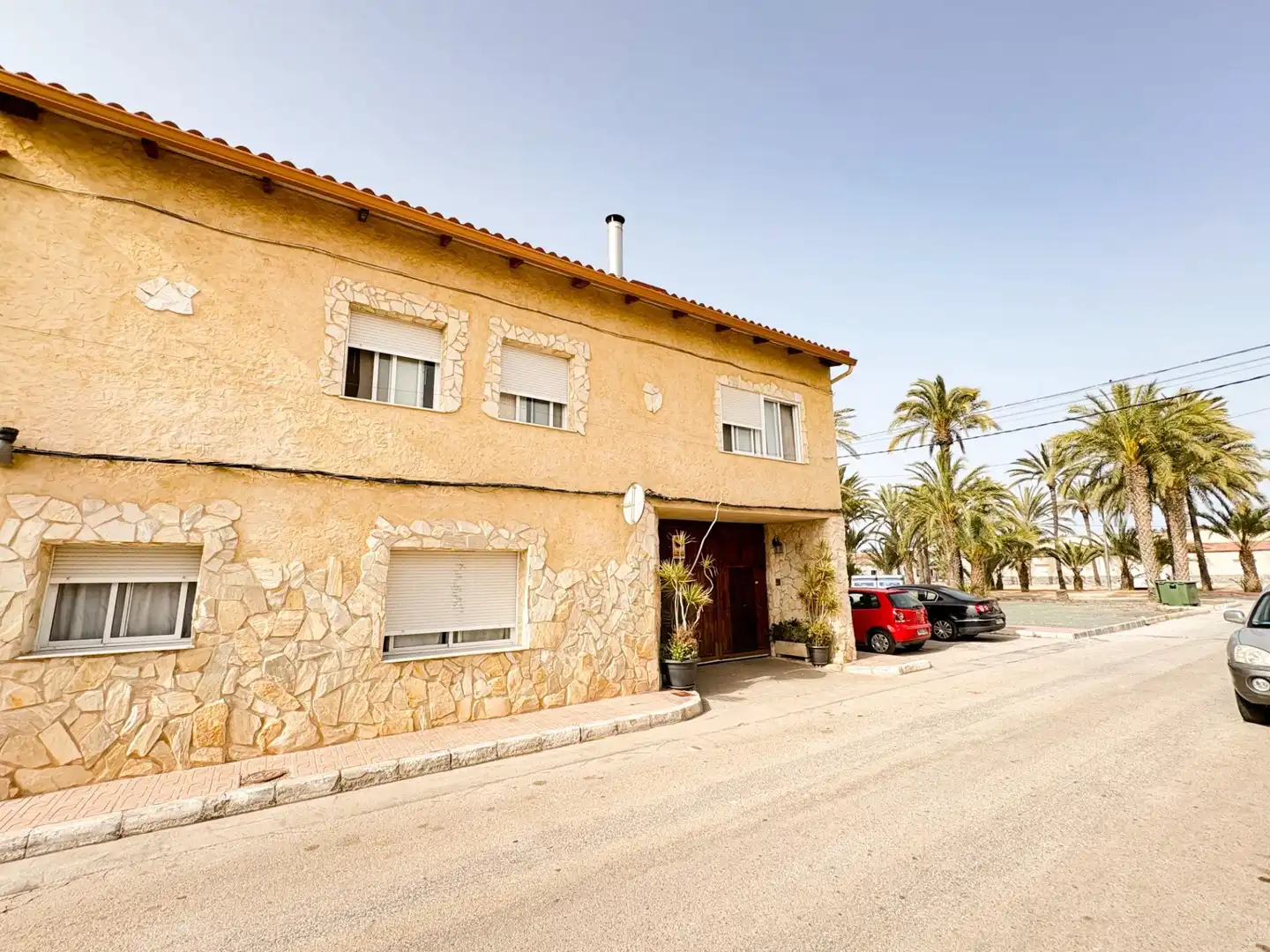 Außenansicht von Einfamilien-Reihenhaus zum Verkauf in San Isidro mit Klimaanlage, Privatgarten und Terrasse
