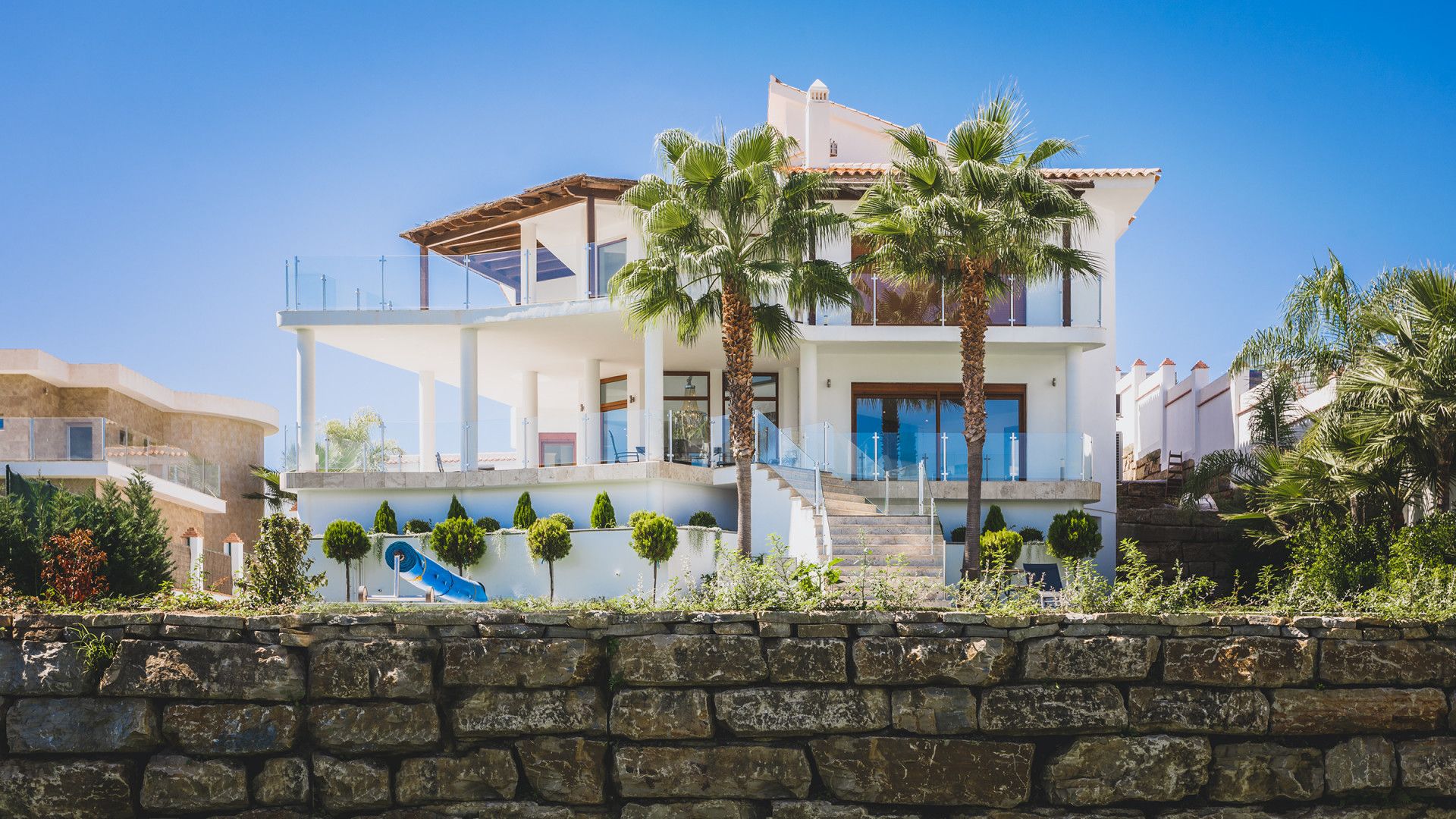 Vista exterior de Casa o xalet en venda en Benahavís amb Aire condicionat, Jardí privat i Terrassa