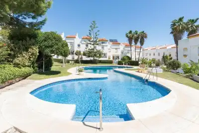 Vista exterior de Casa adosada en venta en Benalmádena con Aire acondicionado, Calefacción y Jardín privado