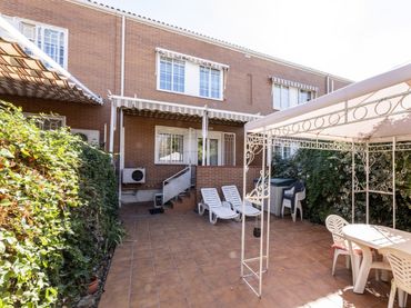 Adosado con piscina en venta en Sector B