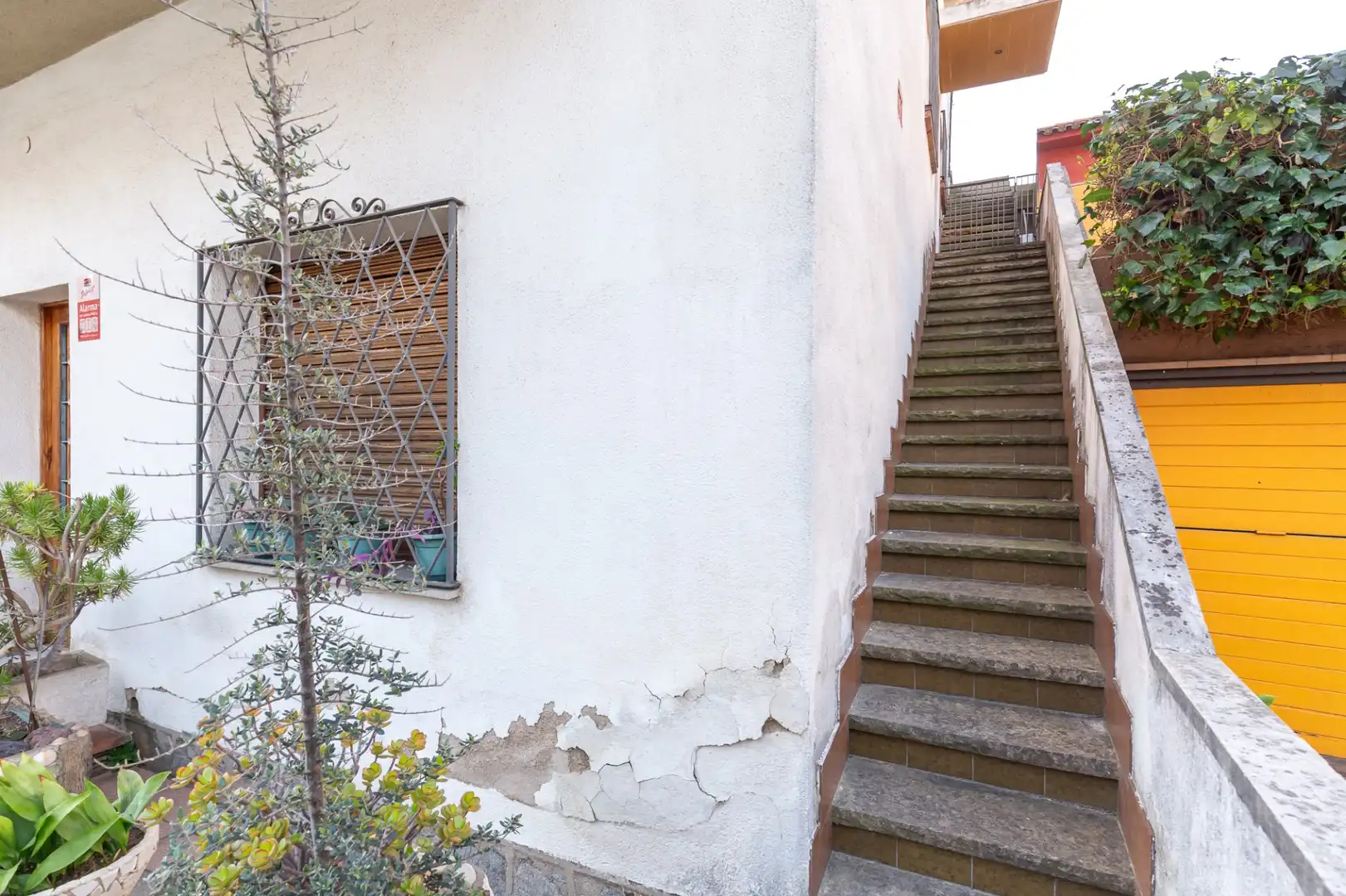 Vista exterior de Casa o xalet en venda en Rubí amb Terrassa i Traster