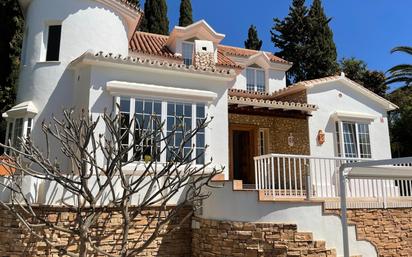 Vista exterior de Casa o xalet en venda en Benalmádena amb Aire condicionat, Jardí privat i Traster