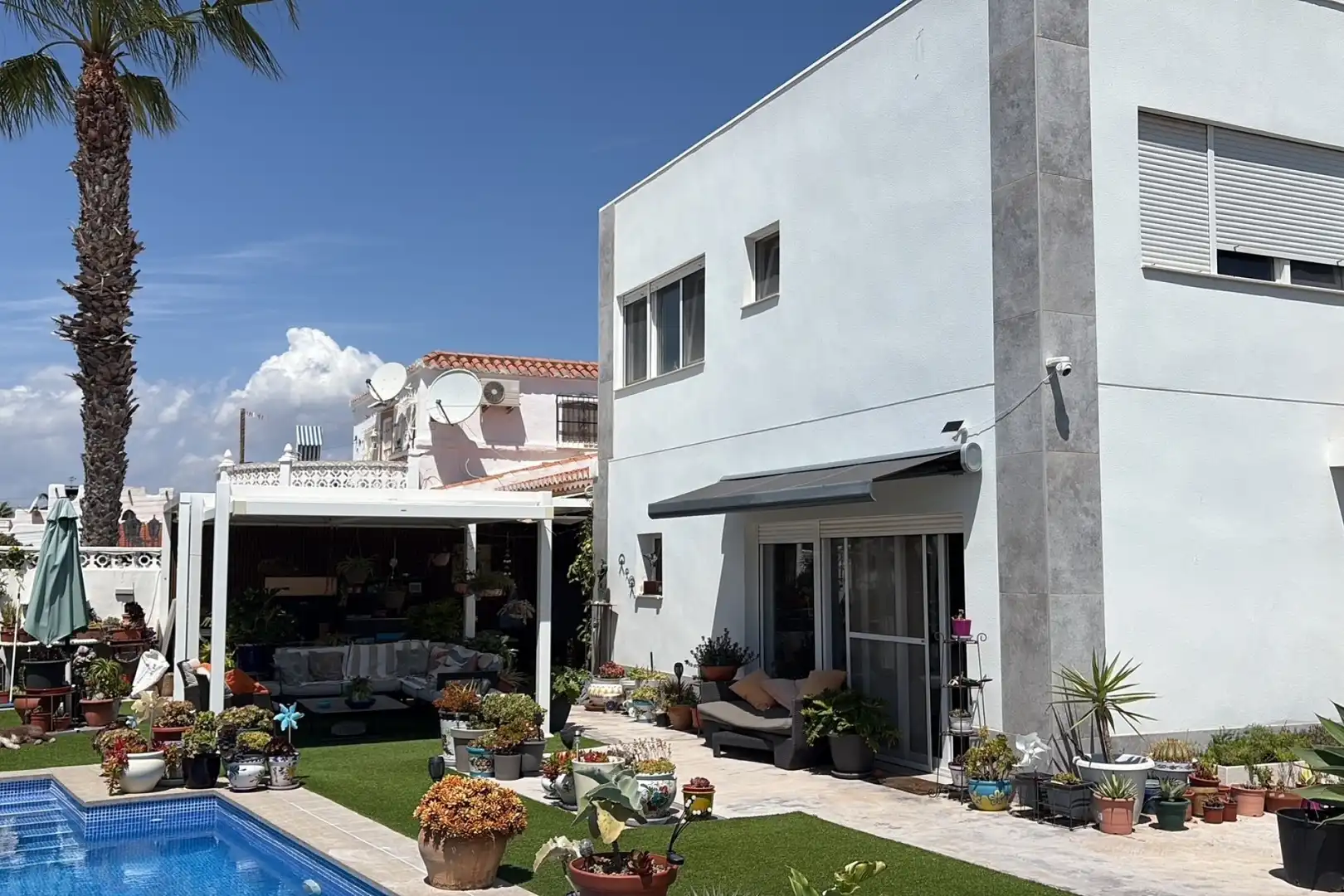Vista exterior de Casa o xalet en venda en Torrevieja amb Aire condicionat, Calefacció i Jardí privat