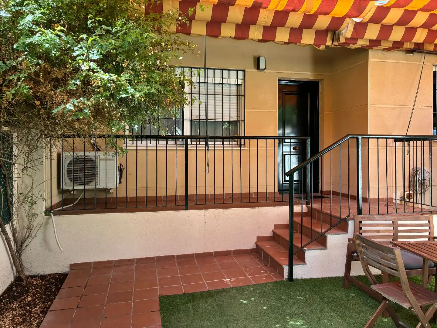 Terrasse von Maisonette zur Miete in Dos Hermanas mit Klimaanlage, Privatgarten und Abstellraum