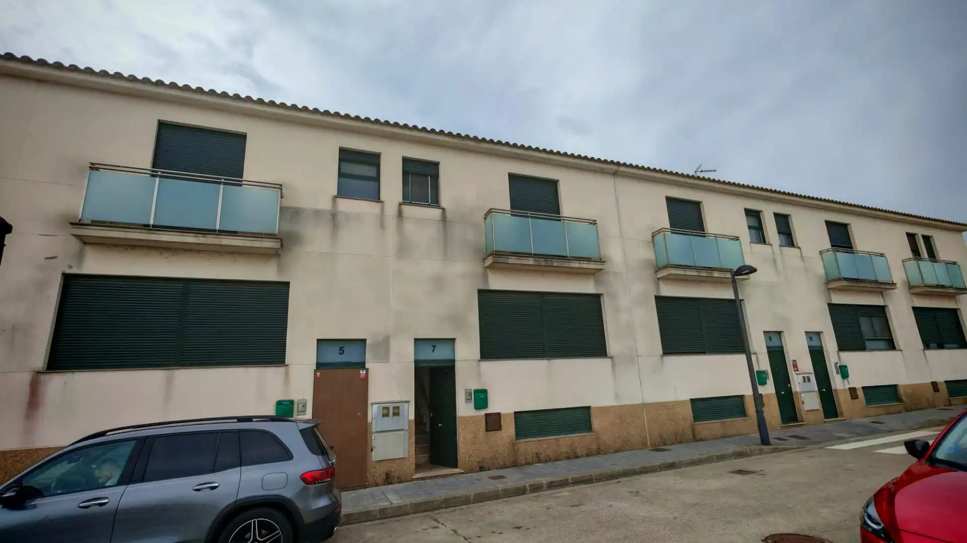 Außenansicht von Einfamilien-Reihenhaus zum Verkauf in Valencia mit Terrasse, Abstellraum und Ofen