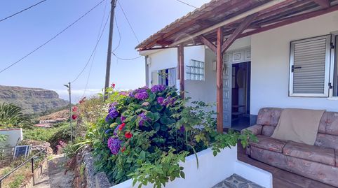 Casa de campo con dos viviendas, un amplio jardín y un manantial propio