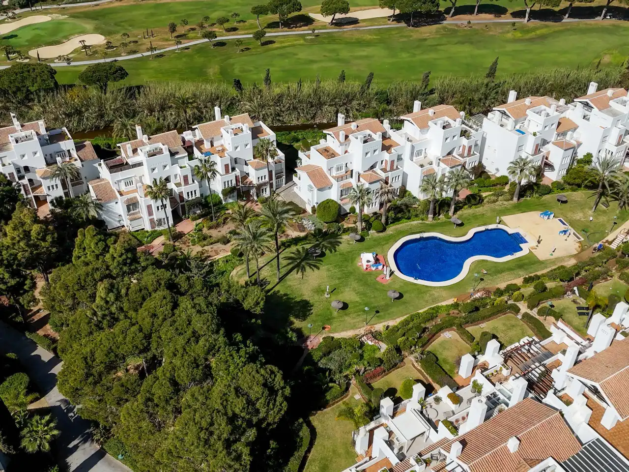 Vista exterior de Planta baja en venta en Marbella con Aire acondicionado, Calefacción y Jardín privado