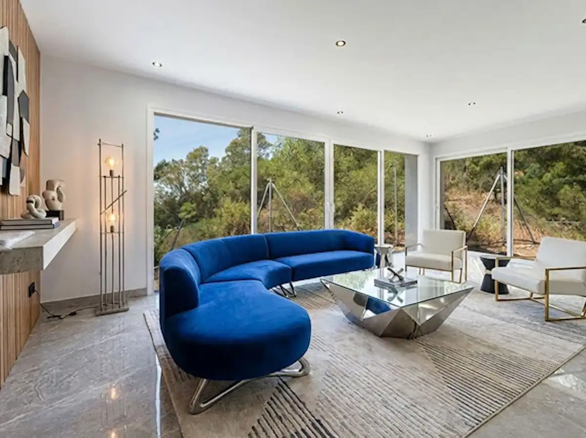 Sala de estar de Casa adosada en venta en Benahavís con Aire acondicionado, Terraza y Trastero