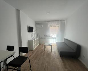 Sala d'estar de Apartament de lloguer en  Madrid Capital amb Aire condicionat, Calefacció i Moblat