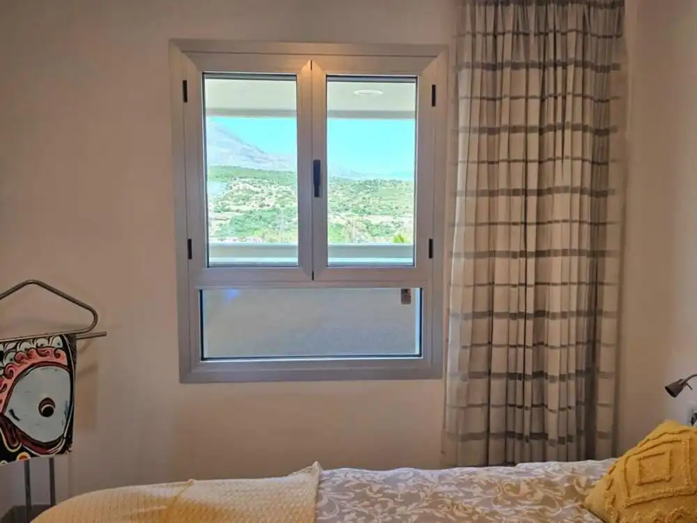 Dormitori de Apartament de lloguer en Estepona amb Aire condicionat, Terrassa i Piscina