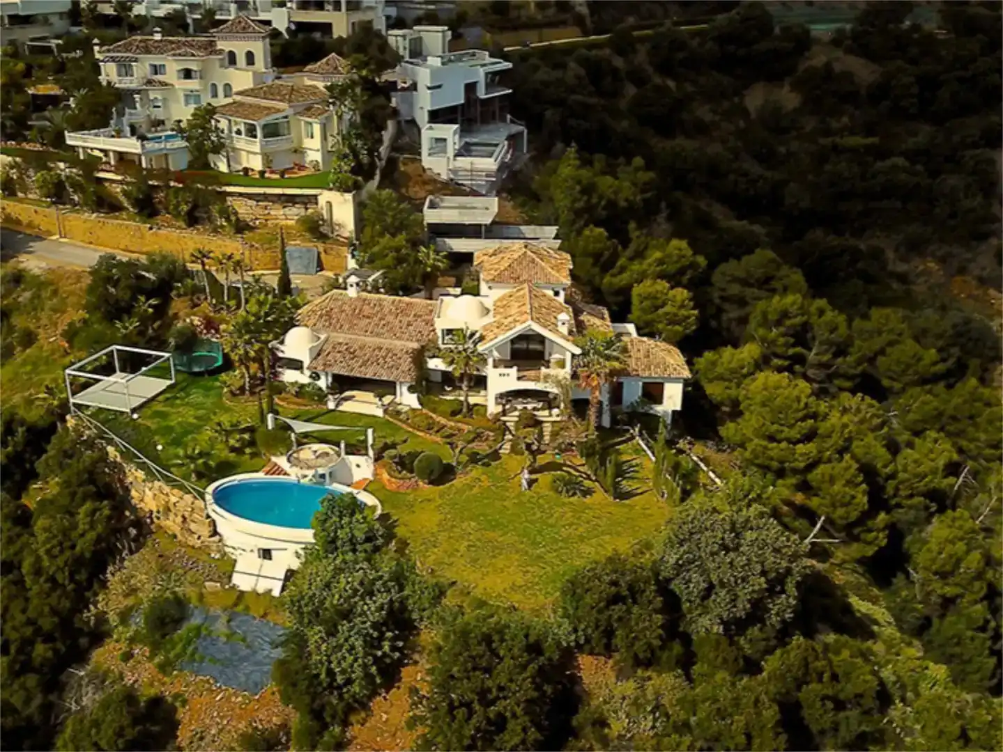 Vista exterior de Casa o xalet en venda en Marbella amb Aire condicionat, Piscina i Balcó
