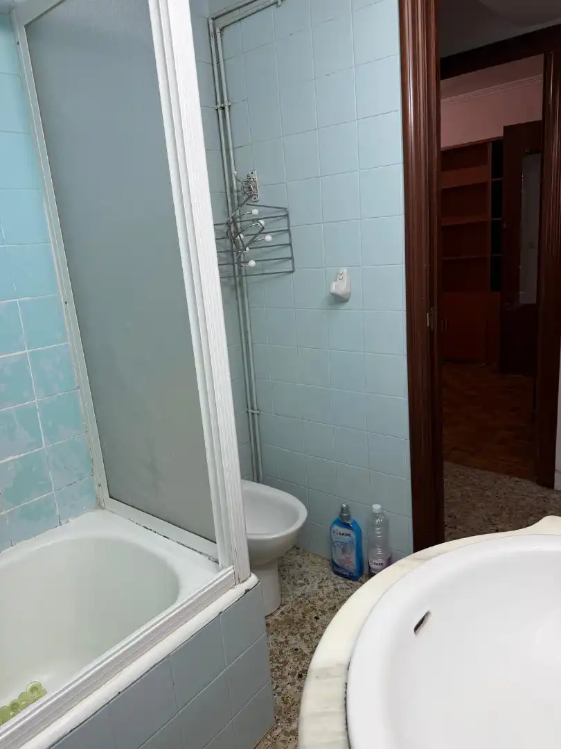 Badezimmer von Wohnung zum Verkauf in Santiago de Compostela  mit Heizung, Parkett und Abstellraum