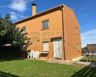 Vista exterior de Casa o xalet de lloguer en Ullastret amb Calefacció, Jardí privat i Moblat