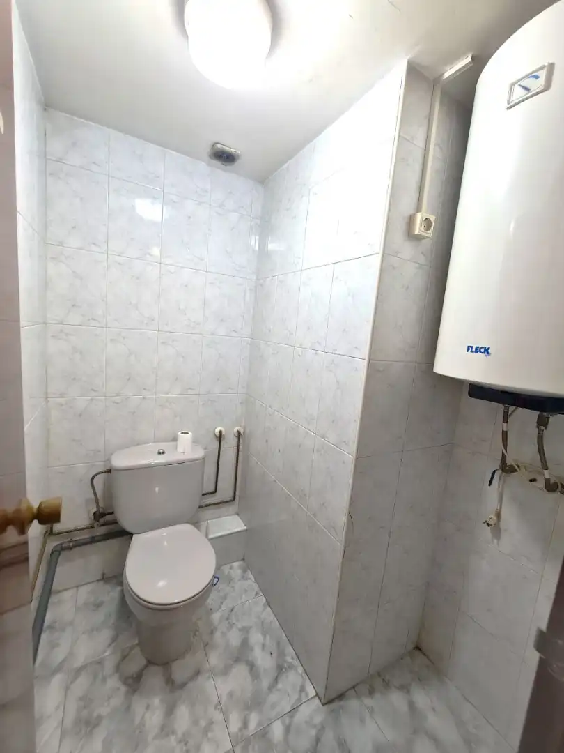 Badezimmer von Geschaftsraum zum Verkauf in La Serna