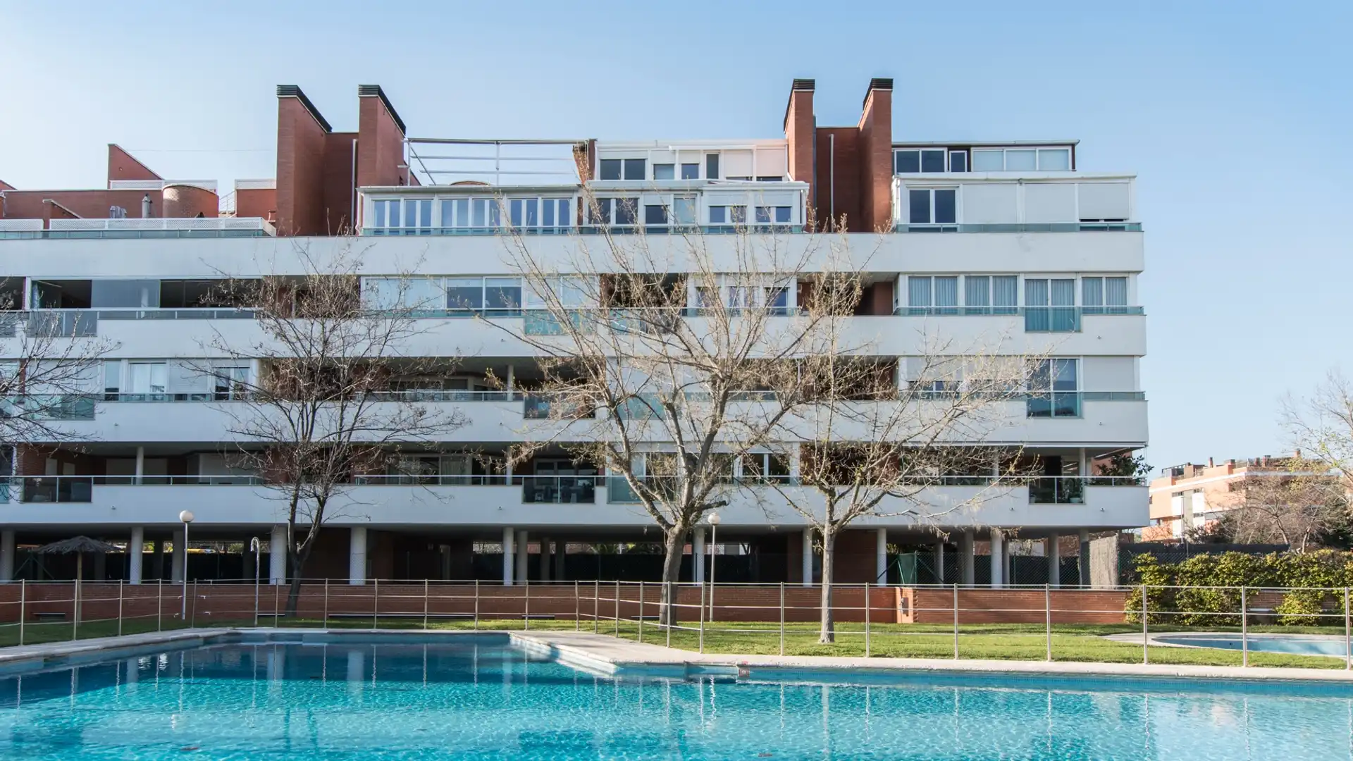 Außenansicht von Wohnung zum Verkauf in La Moraleja mit Klimaanlage, Heizung und Privatgarten