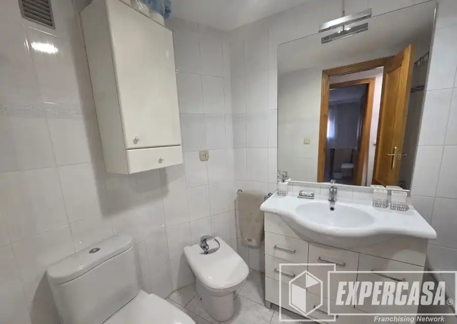 Bany de Apartament de lloguer en Cullera amb Terrassa, Piscina i Moblat