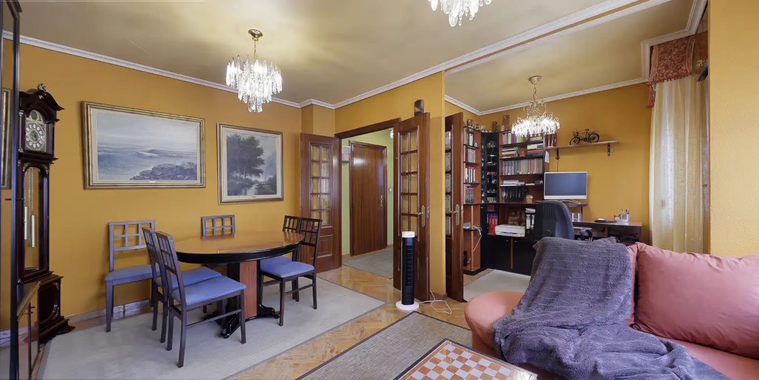 Sala d'estar de Pis en venda en Oviedo  amb Calefacció, Parquet i Traster