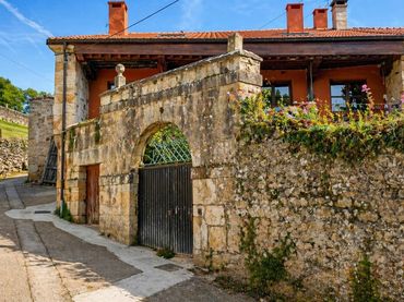 Adossat amb balcó en venda a Corvera de Toranzo