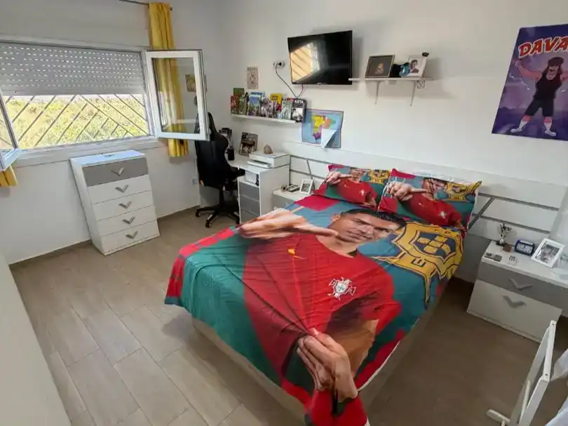 Dormitori de Casa o xalet en venda en La Línea de la Concepción amb Aire condicionat, Jardí privat i Piscina