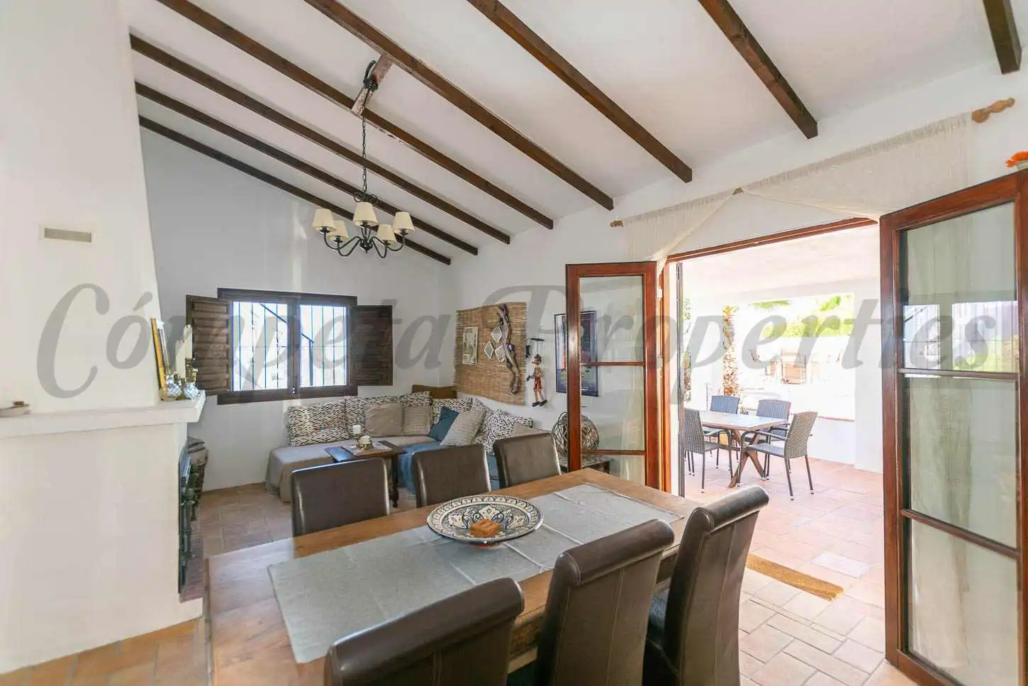 Sala d'estar de Finca rústica en venda en Cómpeta amb Aire condicionat, Terrassa i Piscina