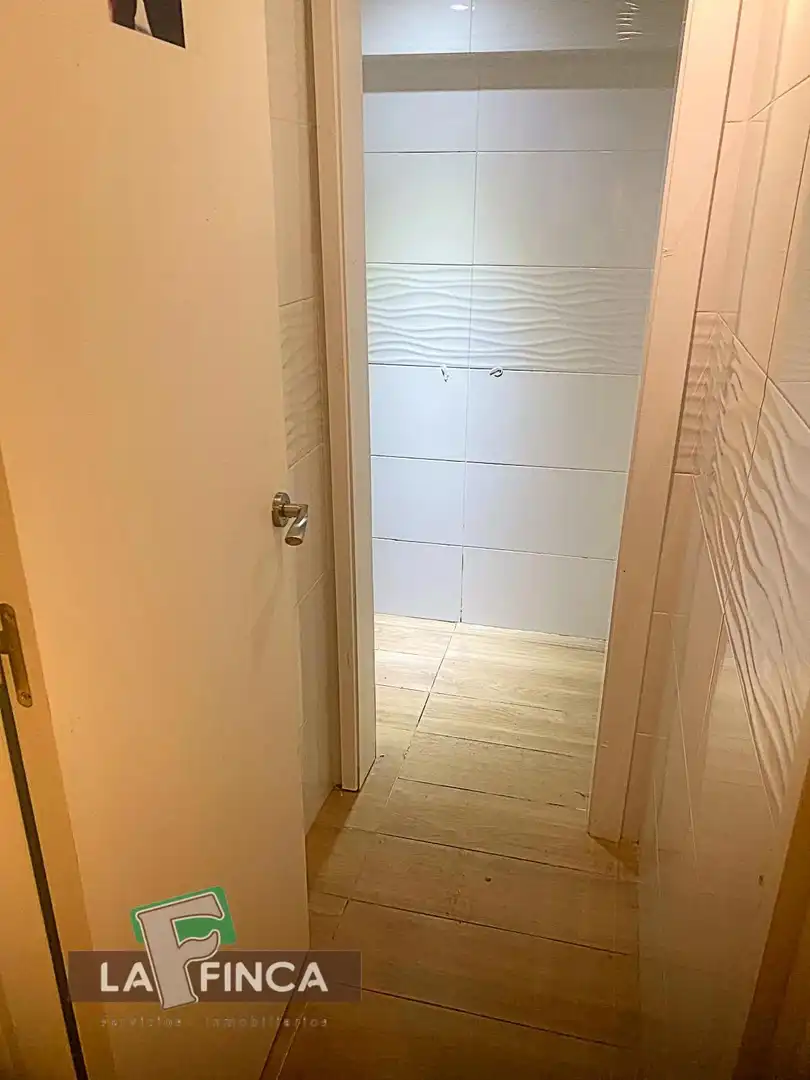 Badezimmer von Geschaftsraum zum Verkauf in Carreño mit Klimaanlage