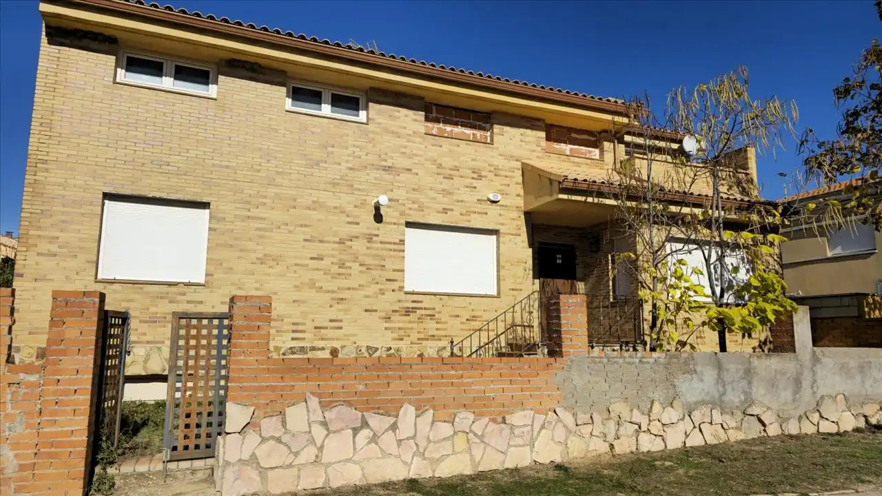 Vista exterior de Casa adosada en venda en Tórtola de Henares amb Jardí privat, Terrassa i Balcó
