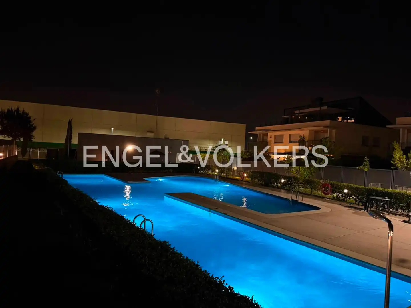 Piscina de Casa adosada en venta en Boadilla del Monte con Aire acondicionado, Calefacción y Jardín privado