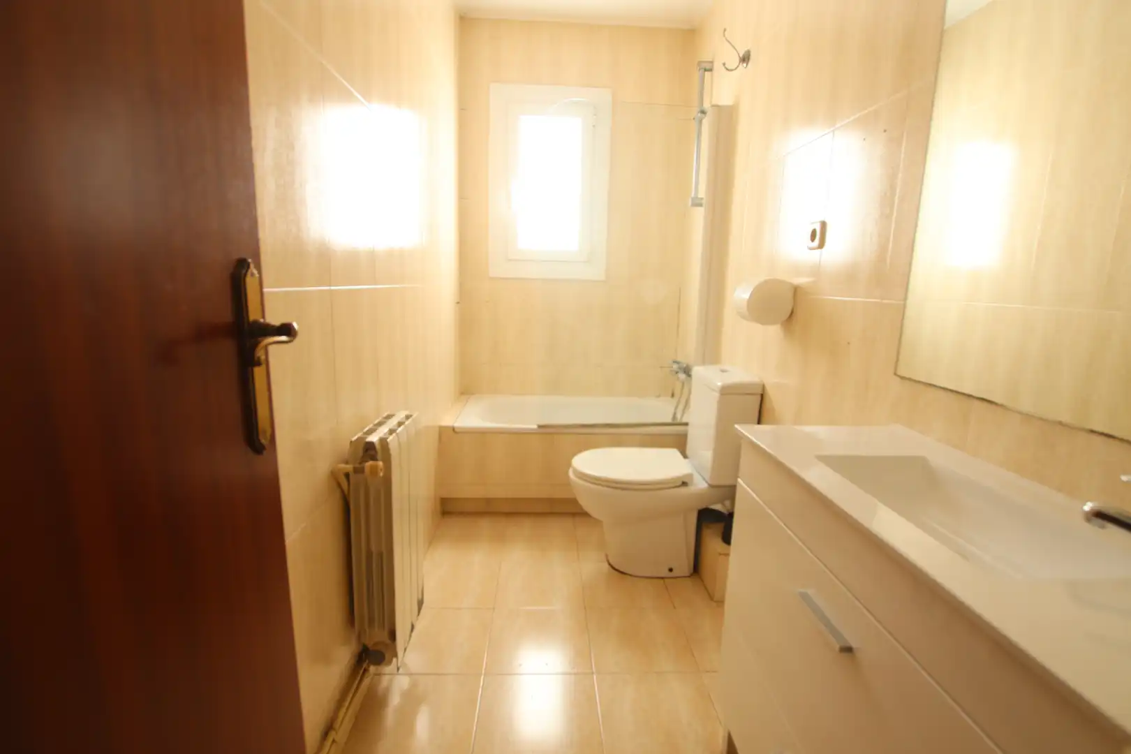 Bathroom of Flat for sale in L'Hospitalet de Llobregat  with Air Conditioner, Heating and Parquet flooring