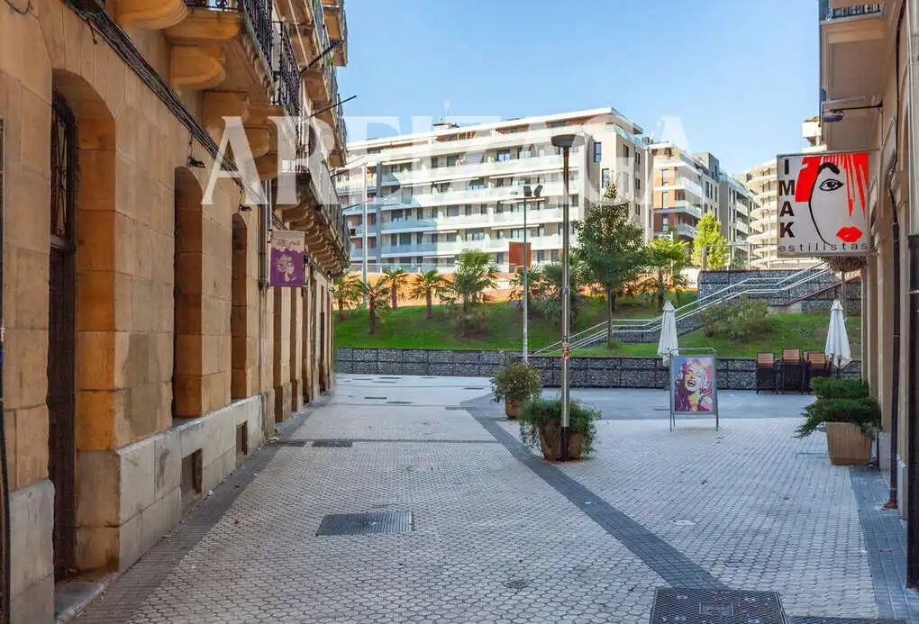 Vista exterior de Apartament en venda en Donostia - San Sebastián  amb Calefacció, Terrassa i Traster
