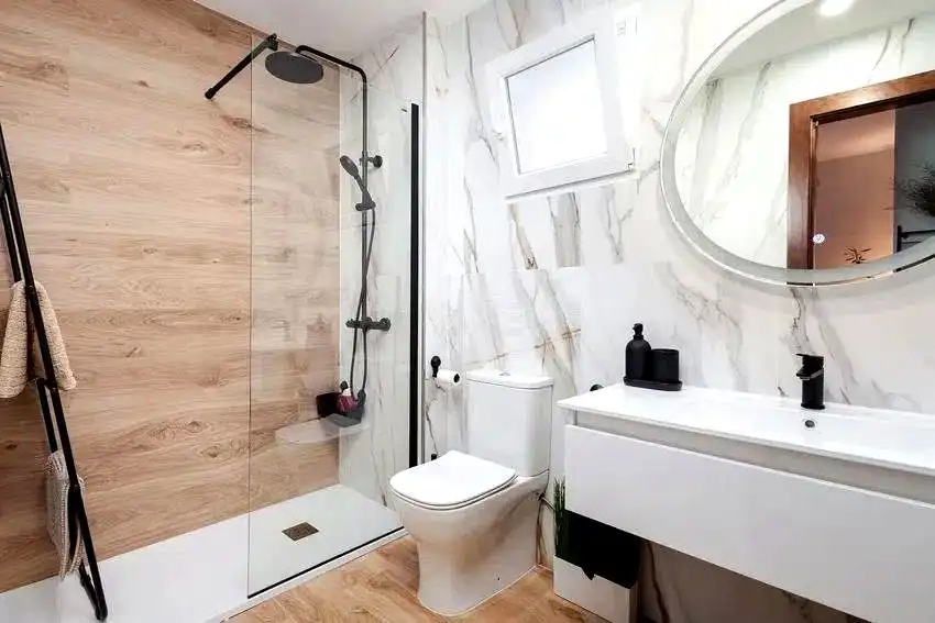 Badezimmer von Haus oder Chalet zum Verkauf in Málaga mit Klimaanlage, Heizung und Privatgarten