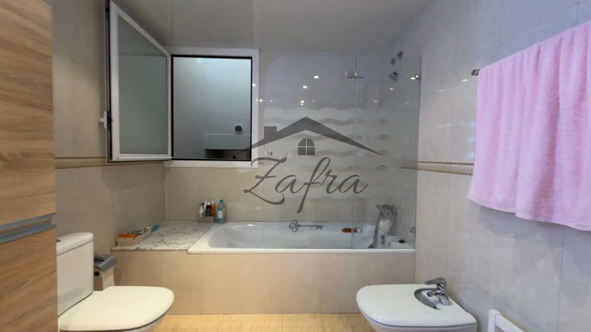 Baño de Casa adosada en venta en Badalona con Calefacción y Terraza