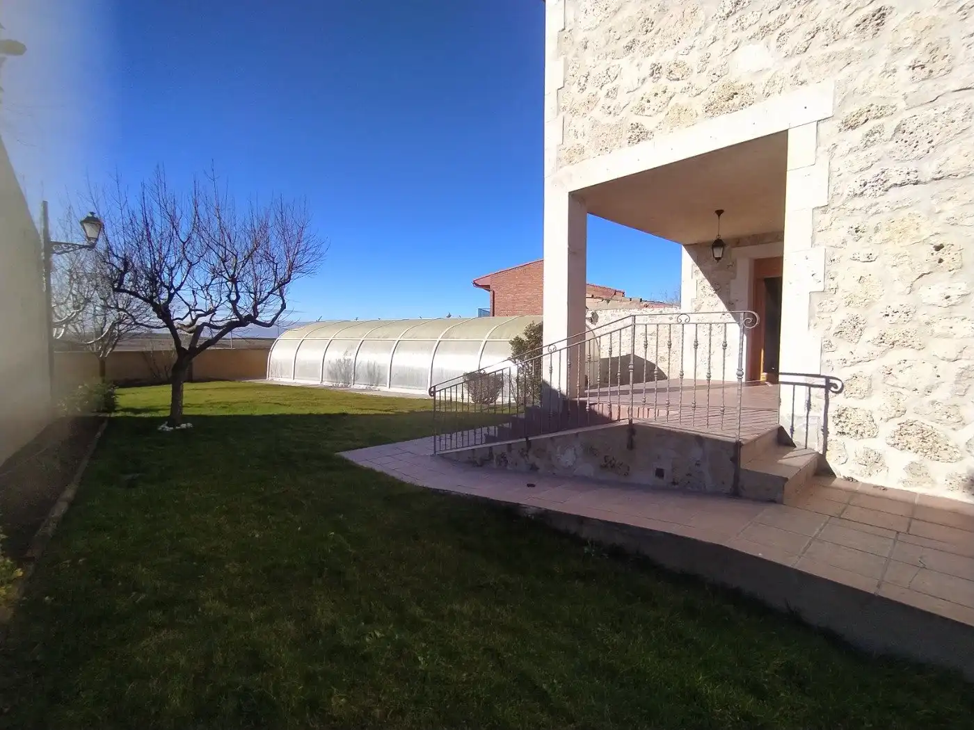 Vista exterior de Casa o chalet en venta en Cozuelos de Fuentidueña con Calefacción, Jardín privado y Piscina