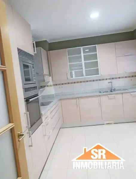 Cuina de Pis de lloguer en A Coruña Capital  amb Calefacció, Parquet i Forn