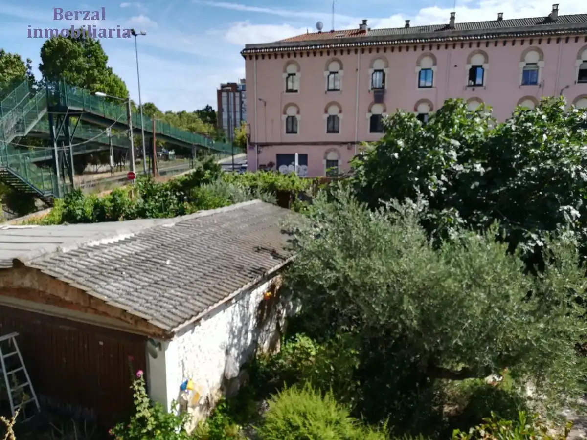 Vista exterior de Finca rústica en venda en  Logroño amb Jardí privat, Traster i Balcó