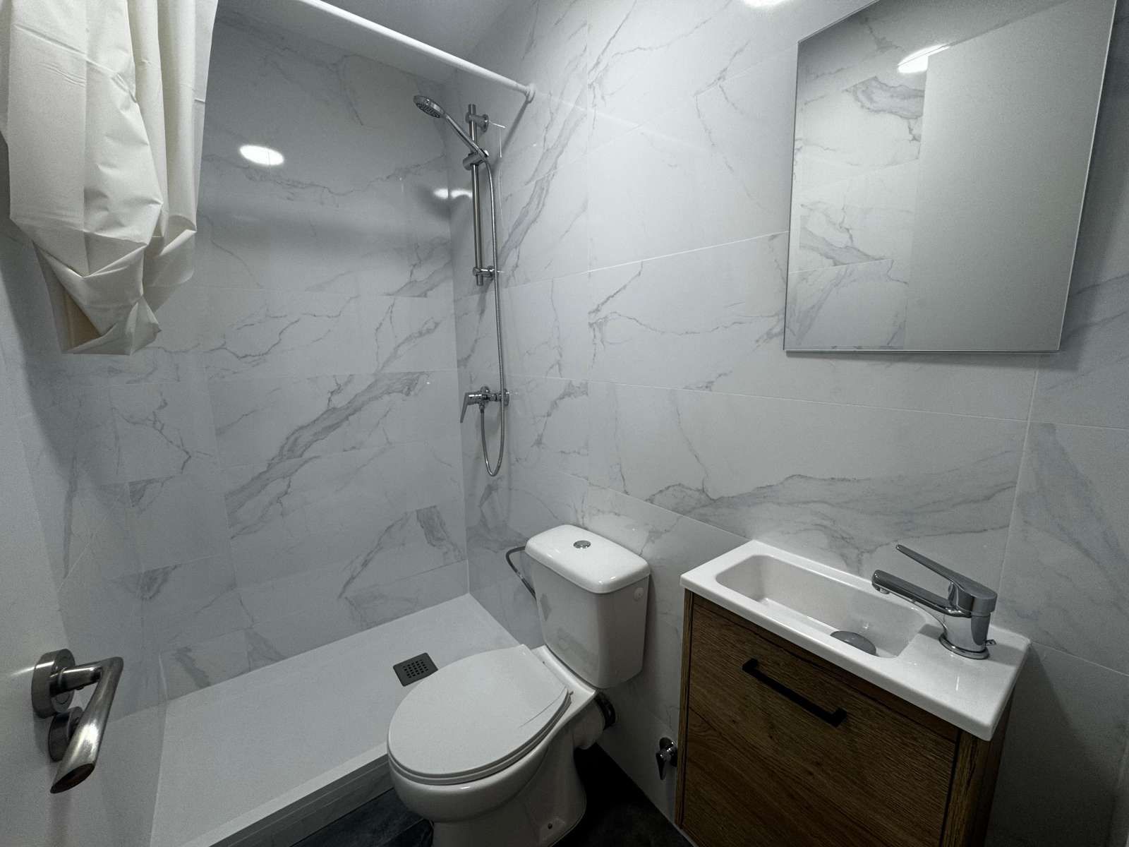 Bathroom of Flat to share in  Madrid Capital  with Air Conditioner, Heating and Terrace