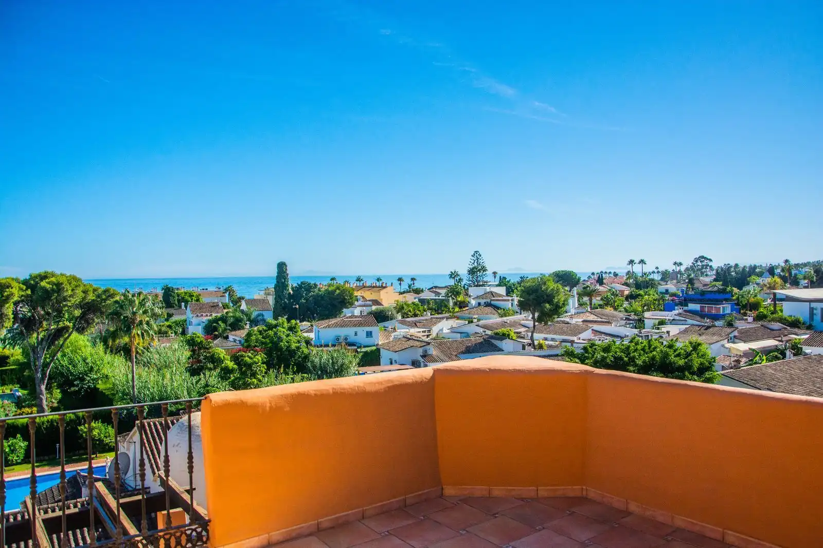 Vista exterior de Dúplex en venta en Estepona con Aire acondicionado, Jardín privado y Terraza