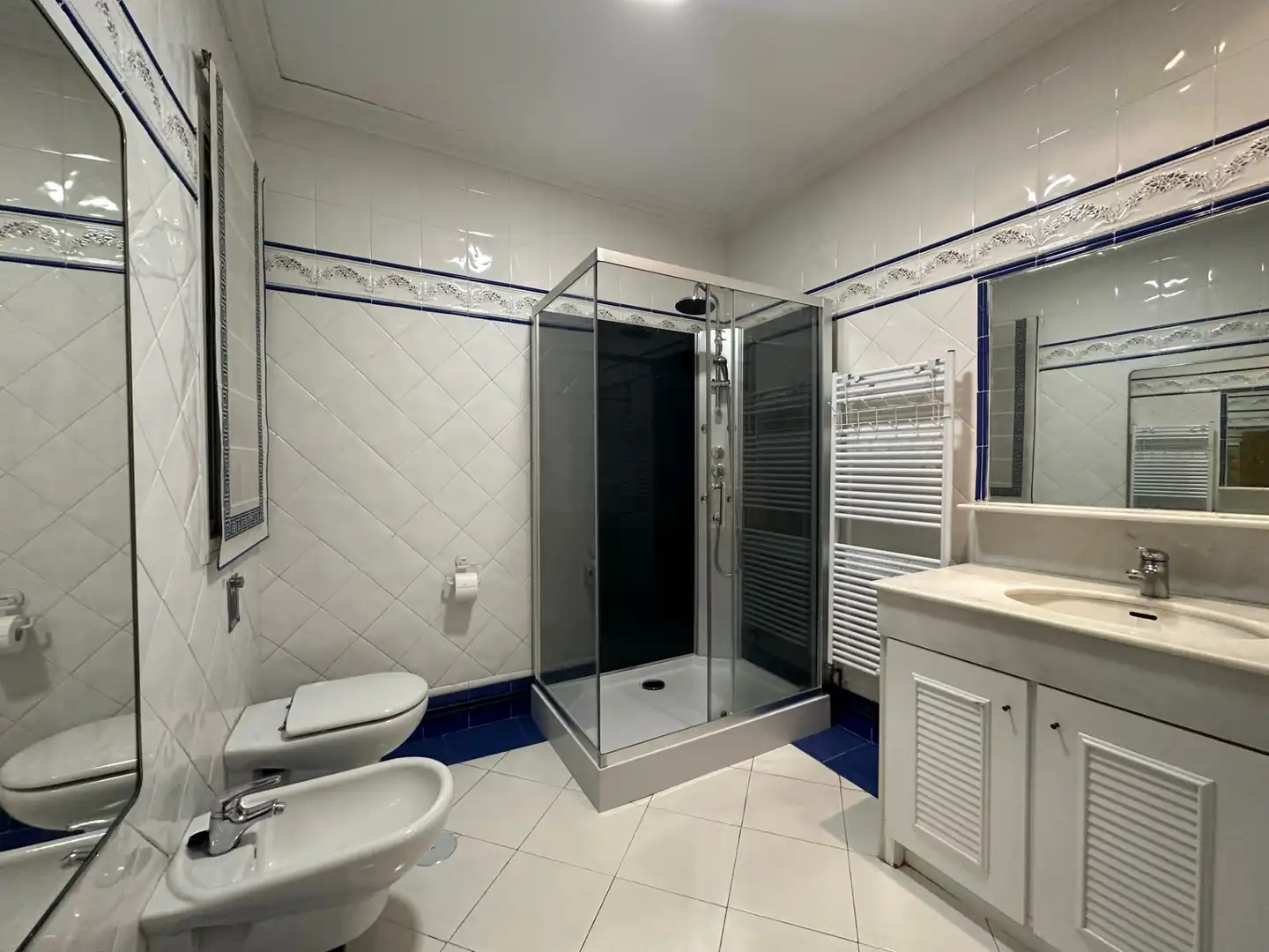 Baño de Piso de alquiler en Santiago de Compostela  con Calefacción, Parquet y Amueblado