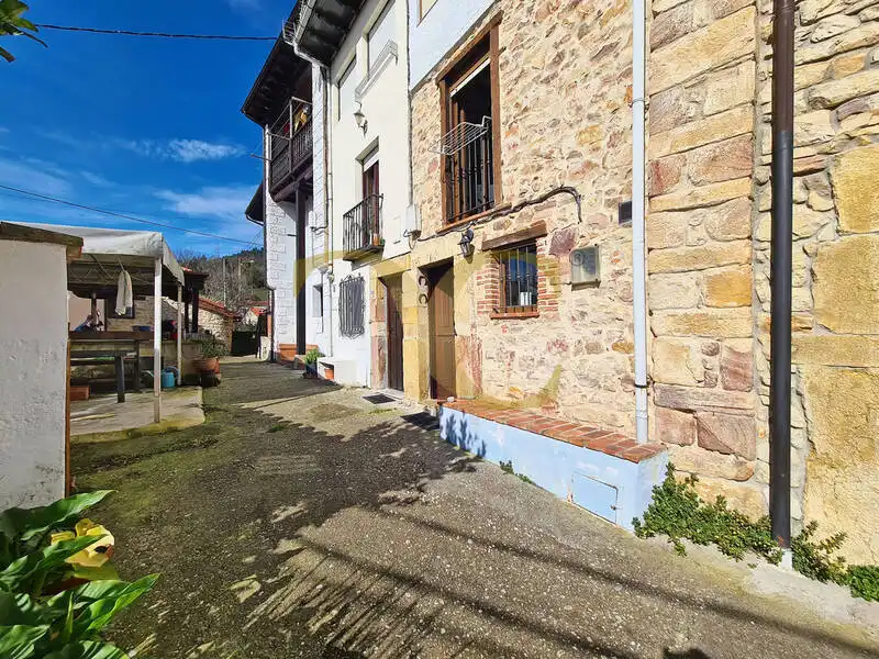 Vista exterior de Casa adosada en venda en Llanes amb Calefacció i Moblat