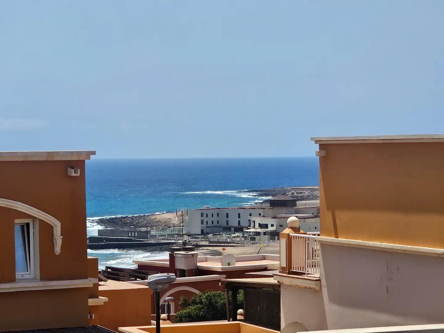 Vista exterior de Casa adosada en venda en Puerto del Rosario amb Aire condicionat, Jardí privat i Terrassa