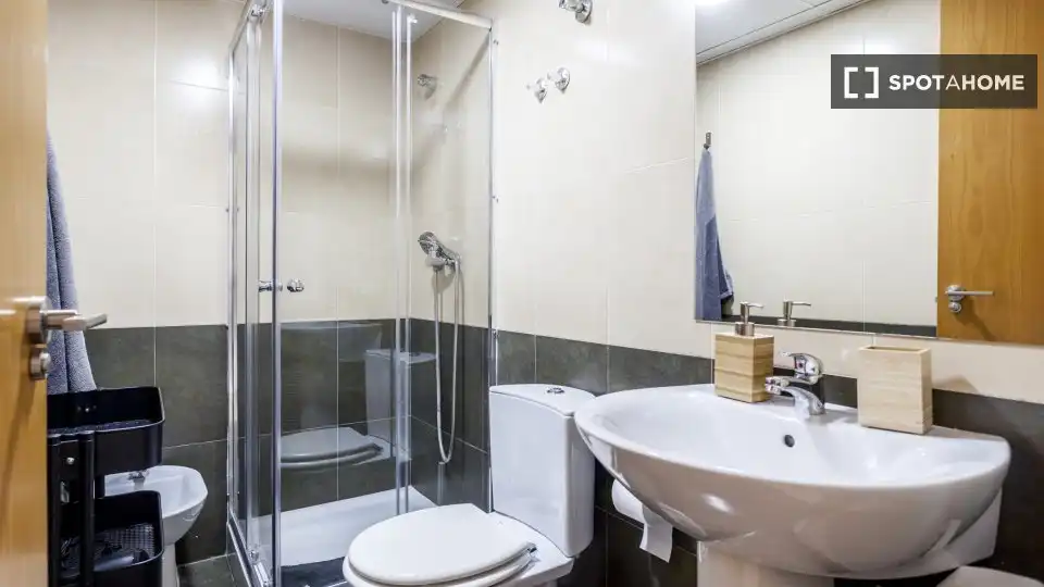 Bathroom of Flat for rent in Valencia  with Air Conditioner, Heating and Furnished