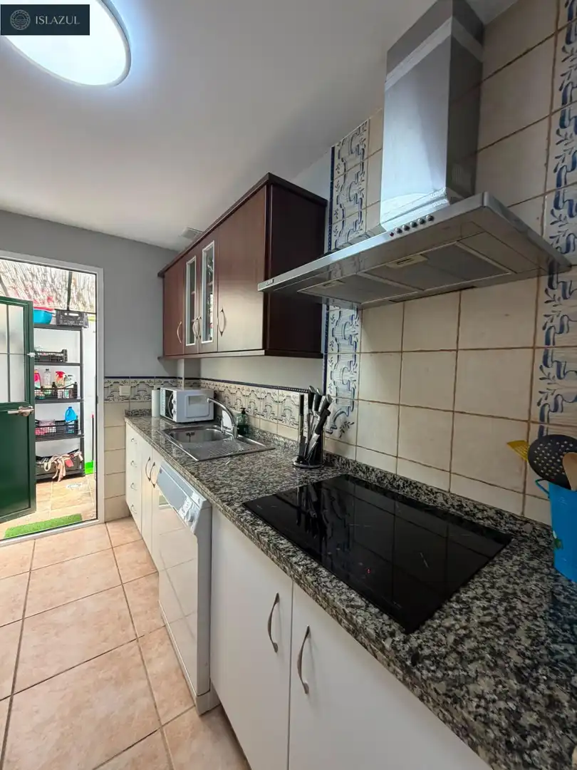 Küche von Einfamilien-Reihenhaus zum Verkauf in Islantilla mit Privatgarten, Terrasse und Abstellraum
