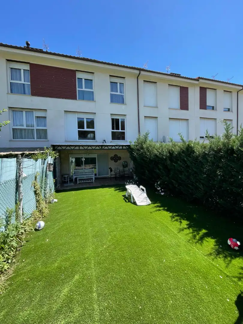 Terraza de Casa adosada en venta en San Leonardo de Yagüe con Calefacción, Jardín privado y Parquet