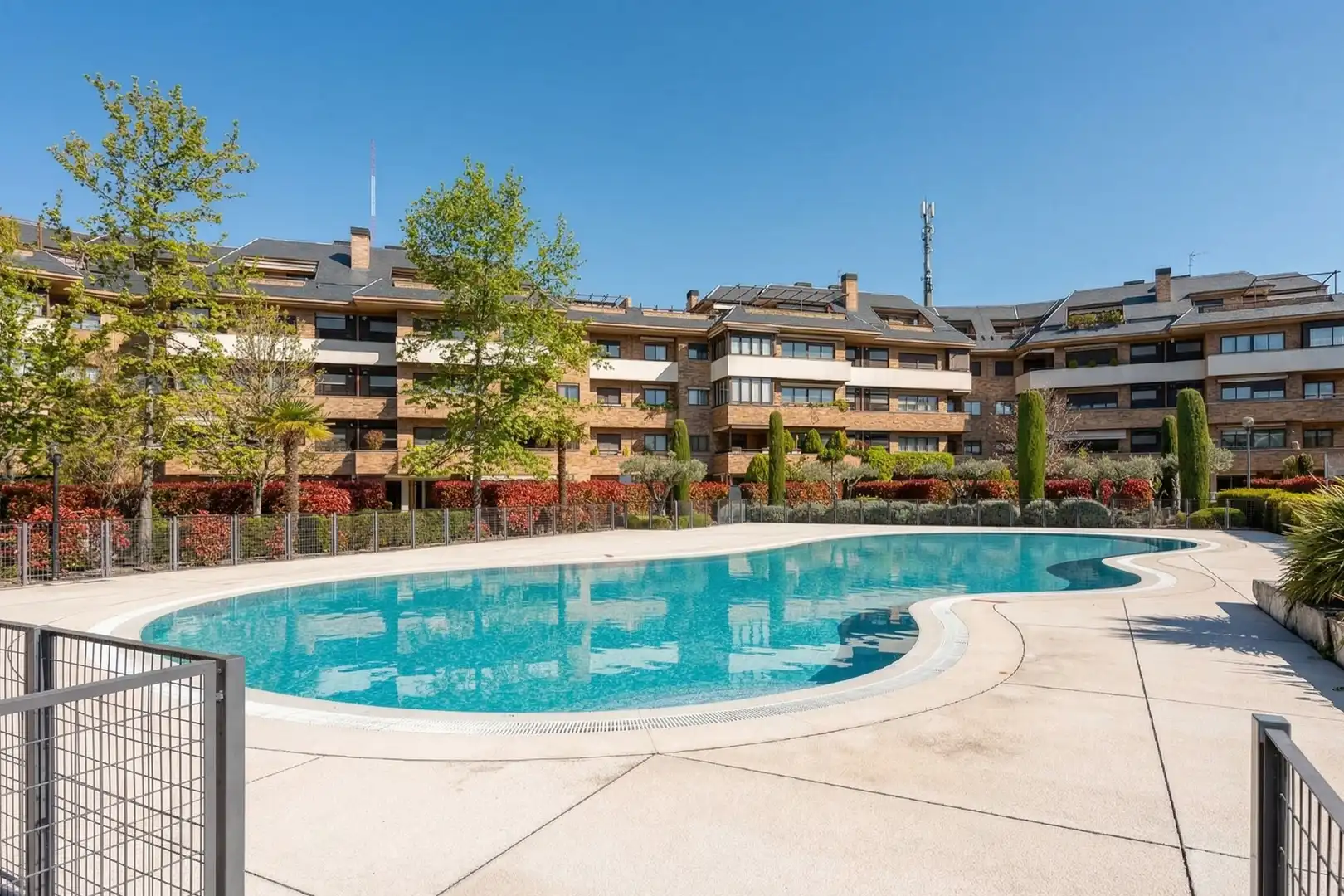Piscina de Dúplex en venta en Majadahonda con Aire acondicionado, Calefacción y Terraza