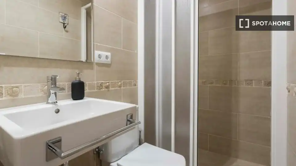 Bany de Pis de lloguer en Barcelona amb Aire condicionat, Calefacció i Moblat