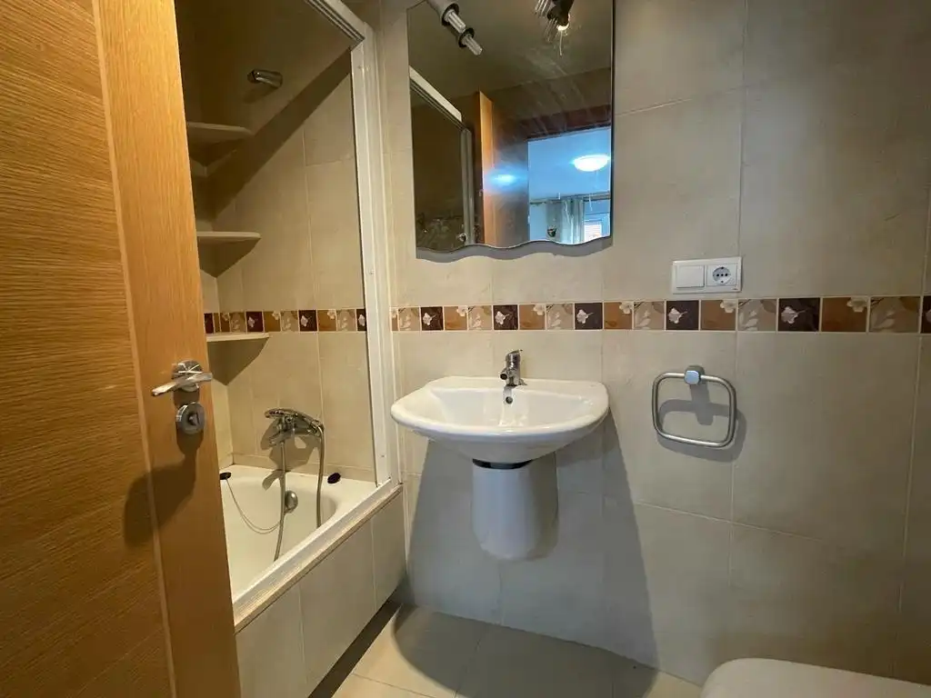 Baño de Apartamento en venta en Ponferrada con Calefacción, Parquet y Trastero