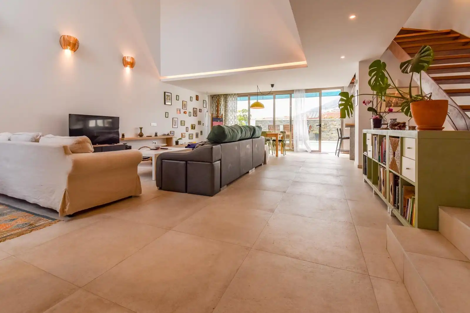 Sala d'estar de Casa adosada de lloguer en Fuengirola amb Aire condicionat, Calefacció i Jardí privat