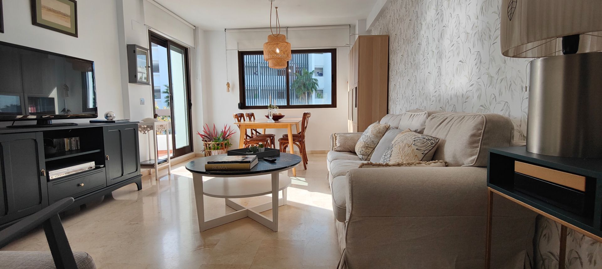 Living room of Flat for sale in Estepona  with Air Conditioner, Heating and Terrace