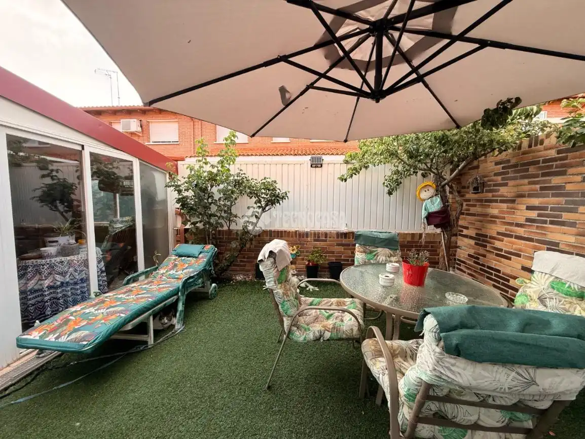 Terrasse von Einfamilien-Reihenhaus zum Verkauf in Torrejón del Rey mit Klimaanlage, Heizung und Privatgarten