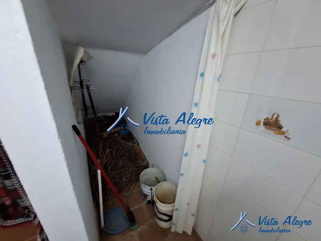 Bany de Casa adosada en venda en Anguciana amb Calefacció, Jardí privat i Traster