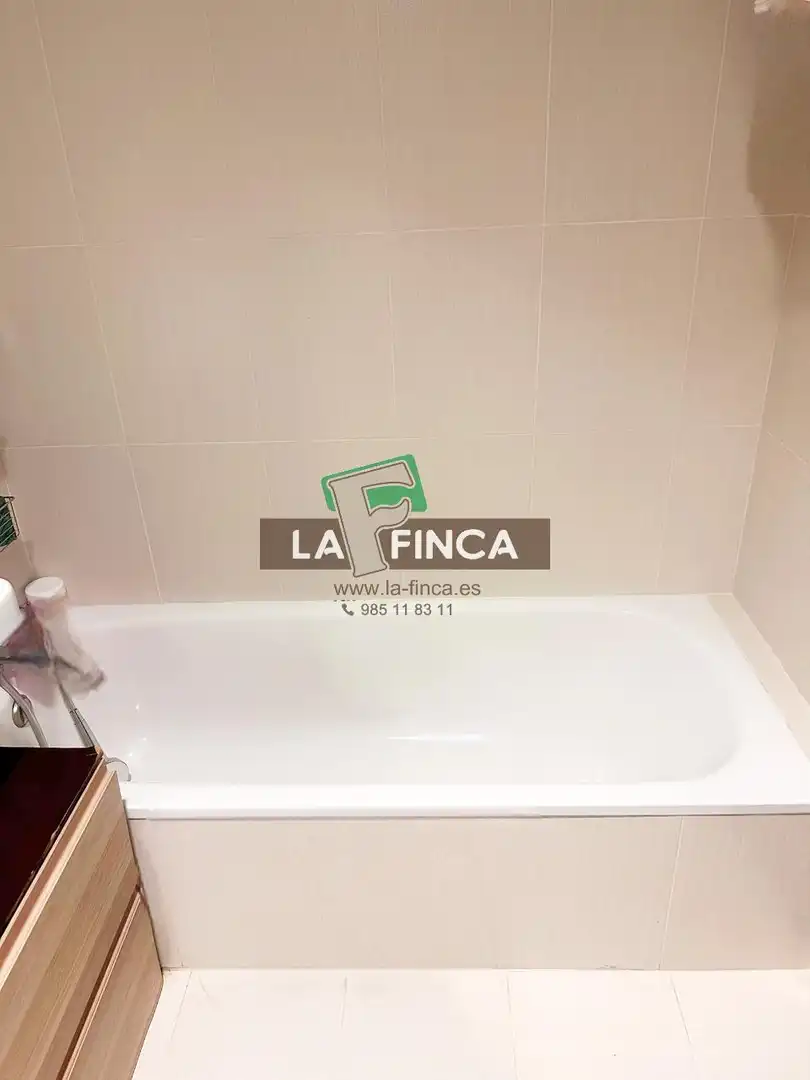 Bany de Pis en venda en Oviedo  amb Calefacció, Parquet i Traster